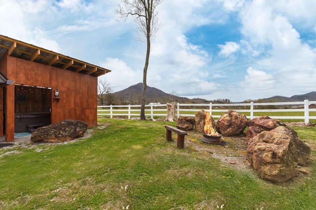 Romantic A-Frame Private Hottub Firepit Neargsmnp Sevierville Kültér fotó
